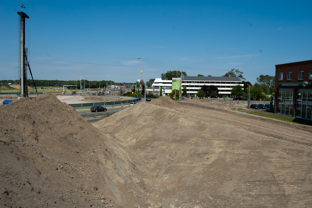 20110529-140906.jpg - Aanleg talud voor fietspad aan de zuidwestelijke zijde van de Hovenring, met cunet reeds ontgraven.