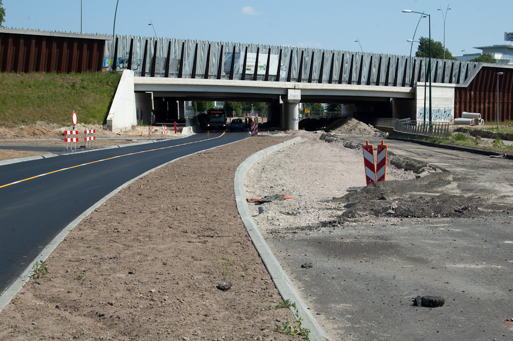 20110529-142750.jpg - En ook hier laat men er geen gras over groeien en is direct begonnen met het affrezen van de zuidelijke rijbaan. Onder het viaduct is men al aan het graven geslagen, getuige de bergen zand, mogelijk voor het verleggen van leidingen.  week 201120 