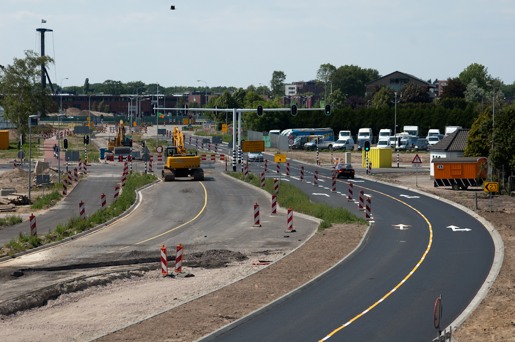 20110529-143358.jpg - Situatie Heistraat tussen viaduct Meerenakkerweg en de Hovenring. Markering reeds aangebracht voor de uiteindelijke situatie, en voor de tijdelijke 2+0 fasering voorzien van gele hulpmarkering. Met name de maar gedeeltelijk afgeplakte rechtdoorpijlen op de linker rijstrook gaven hier soms aanleiding tot spookrijden.  