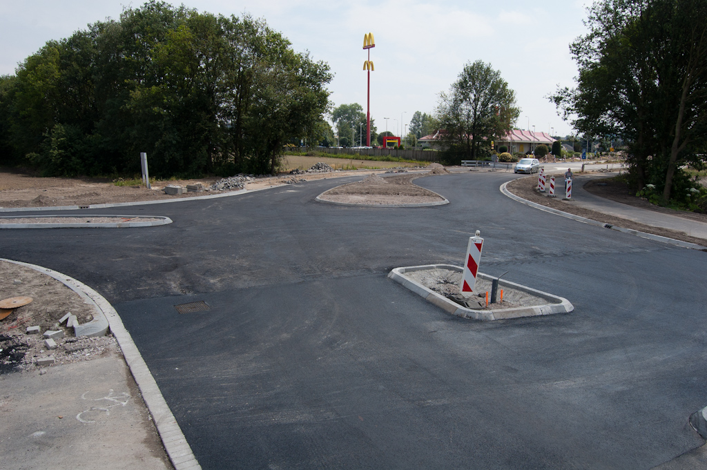 20110605-120759.jpg - Nee, men heeft zich niet bedacht sinds vorige week. Het blijft een T-kruising tussen de verlengde Meerhovendreef en de Sliffertsestraat. Voor de aanleg van de toekomstige hoofdrichting naar de N2, zo'n beetje door het bosperceel links op de foto, zal deze configuratie dus weer moeten worden gesloopt.  week 201121 