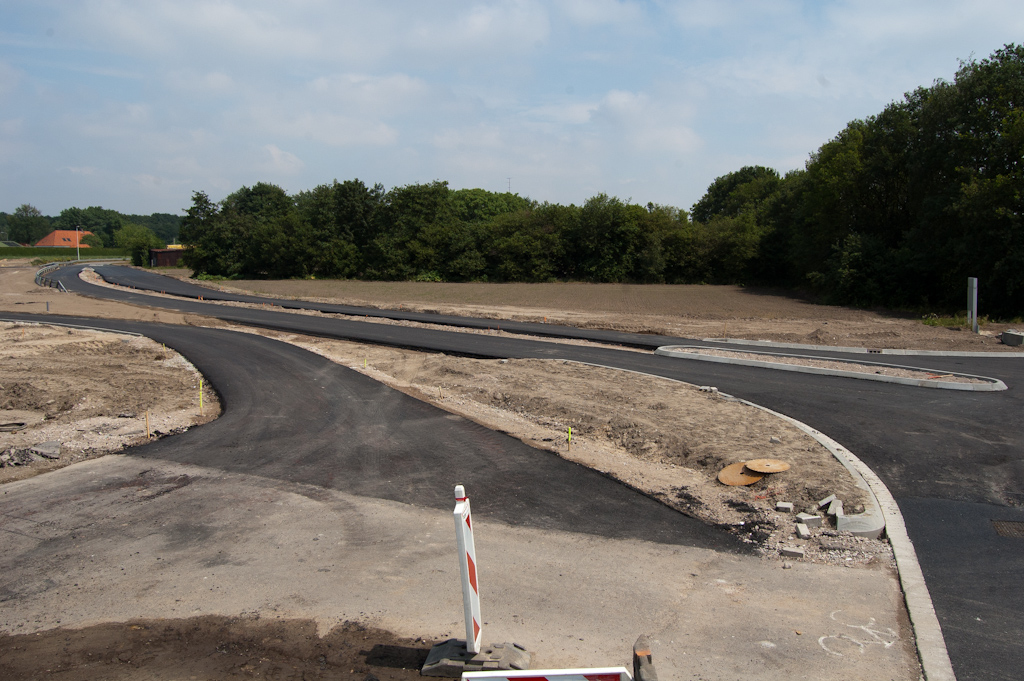 20110605-120826.jpg - De heraangelegde Sliffertsestraat aan de noordzijde van de nieuwe T-splitsing met de verlengde Meerhovendreef, nu in een gedeeltelijke 1+1 configuratie.