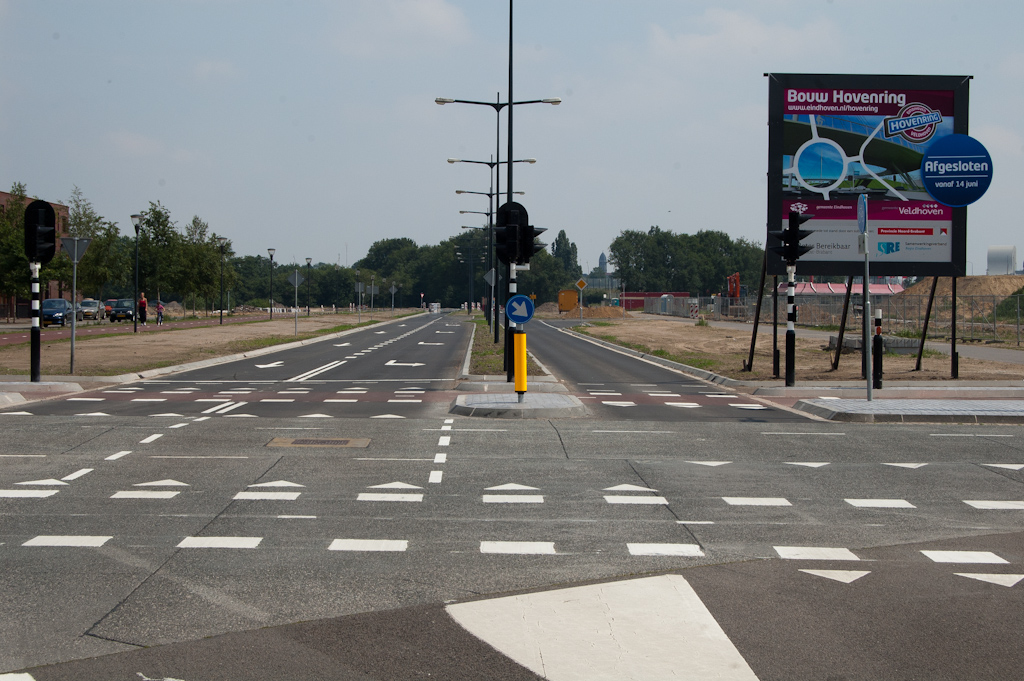 20110605-121529.jpg - Na vier weken afwezigheid is het bouwbord weer terug op de kruising Meerhovendreef-Grasdreef. Het is ook voorzien van een nieuwe mededeling. Die slaat niet op de verlengde Meerhovendreef, maar op de rotonde Hovenring.  week 201120 