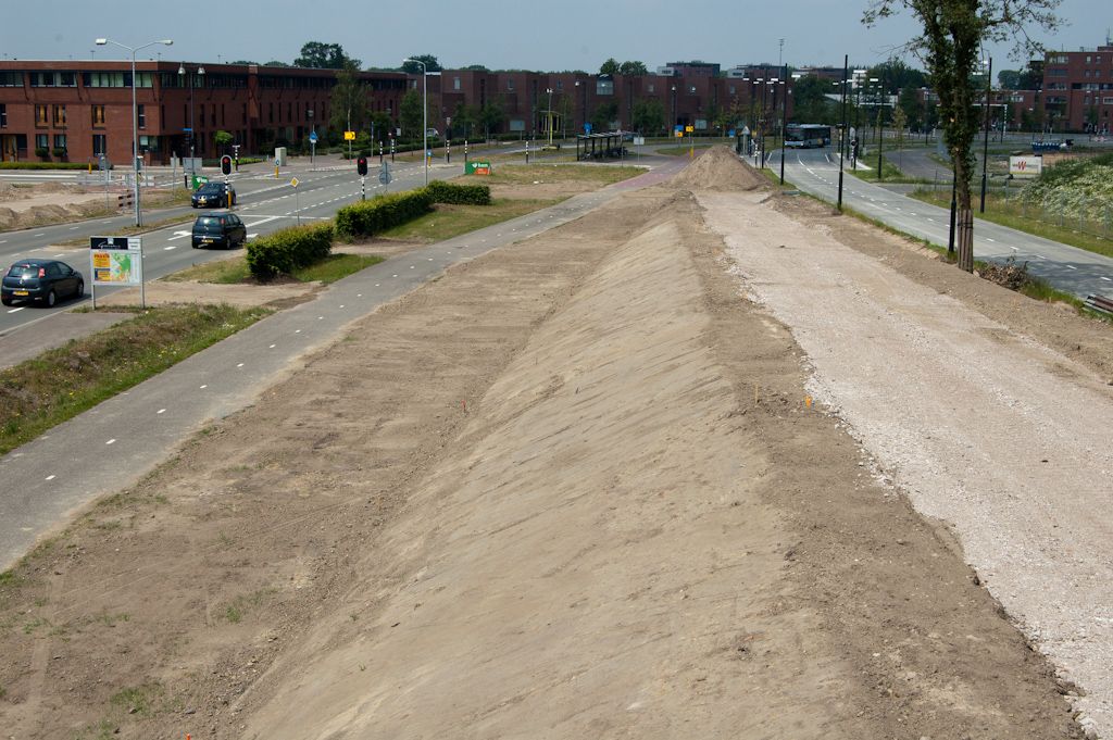 20110605-122026.jpg - Zo wijzigt dus de route als je fietst van of naar de Hovenring. Het is de 1 van de zes taluds die worden gerealiseerd om de hangende fietsrotonde te bereiken. Deze bevindt zich aan de noordelijke zijde van de Grasdreef.