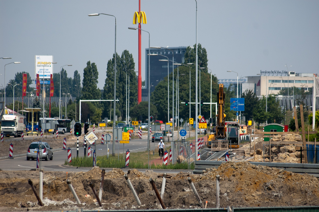 20110605-124841.jpg - Aan de zuidzijde van de Noordbrabantlaan is de ruimte wat krapper om een talud aan te leggen voor een fietspad, vanwege de nabijheid van het hotel Campanile (rechts buiten beeld).