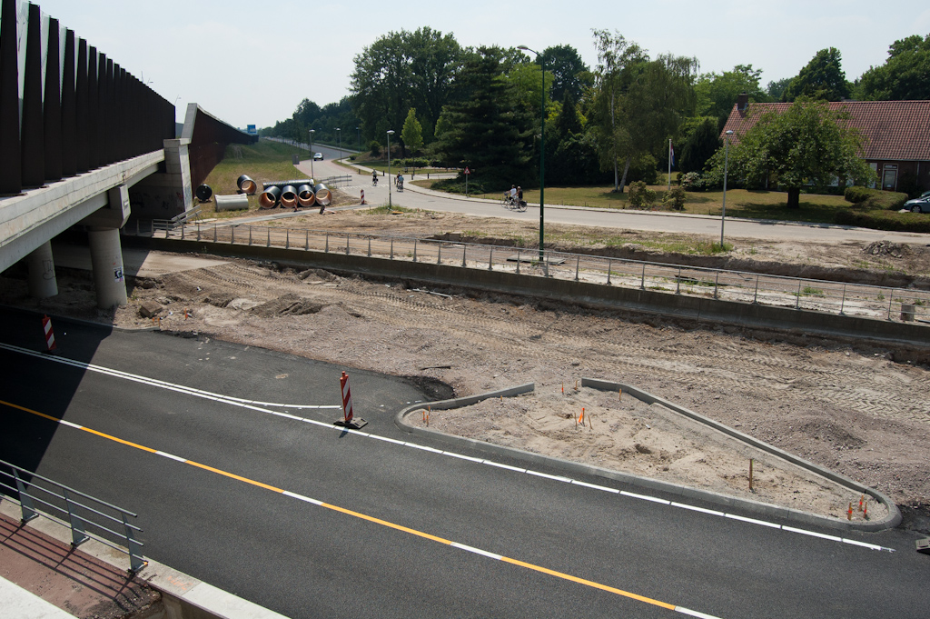 20110605-130729.jpg - Onder het viaduct is bestaand asfalt blijven liggen. Een dergelijk hergebruik zagen we ook in de andere (noordelijke) rijbaan.  week 201121 