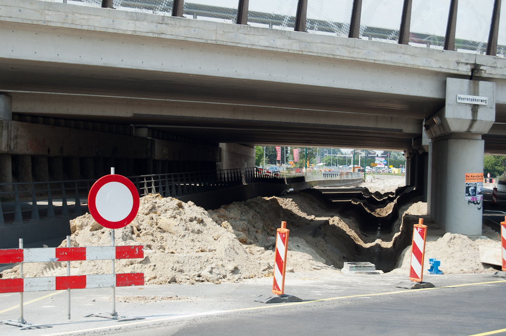 20110605-131655.jpg - Onder het viaduct nog enkel leidingwerk.