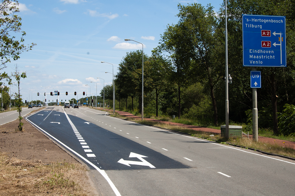 20110612-124436.jpg - Twee dagen voor het afsluiten van de Hovenring voor alle verkeer. Op de omleidingsroutes zijn een aantal maatregelen getroffen. Zo zien we hier verlengde opstelstroken in de aansluiting Airport.