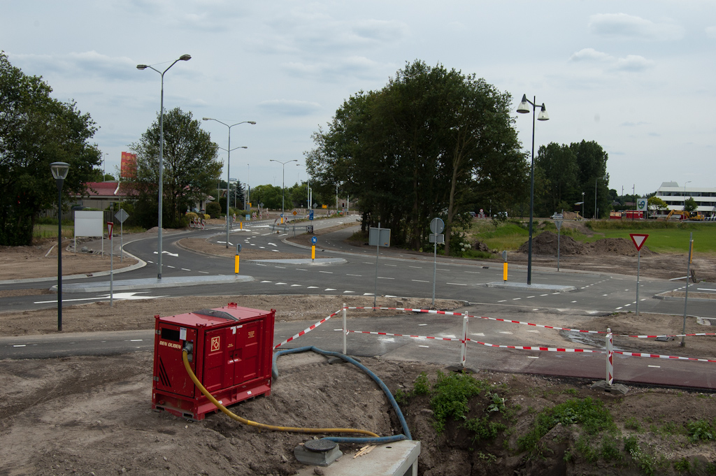 20110612-135609.jpg - Nieuwe kruising verlengde Meerhovendreef-Sliffertsestraat in rijklare toestand. Dat is wel nodig ook, omdat het de primaire omleidingsroute wordt als de Hovenring over twee dagen wordt afgesloten.  week 201122 