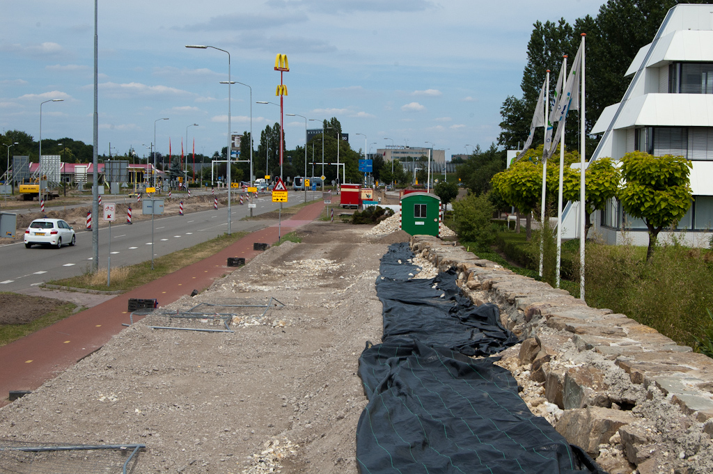 20110612-140341.jpg - Het bestaande tweerichtingen fietspad langs de Noord-Brabantlaan komt aldus te vervallen en wordt verplaatst naar het aan te leggen talud links van de keien-muur.
