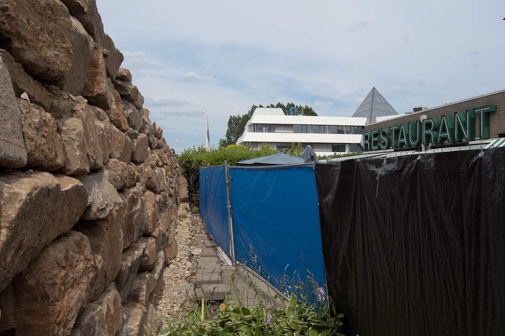 20110612-140540.jpg - Als je zit te eten op het terras van het hotel Campanile kijk je dan hier tegenaan.