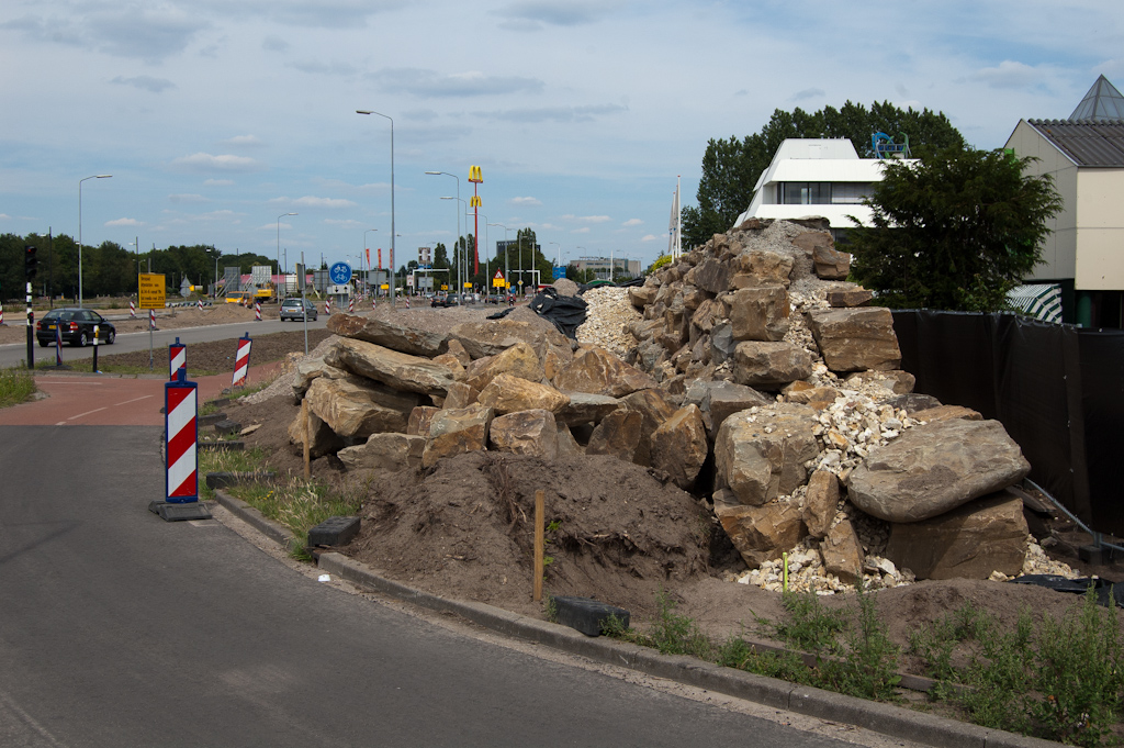 20110612-140720.jpg - Voortgang keienconstructie voor het talud naar de verhoogde fietsrotonde aan de zuidzijde van de Noord-Brabantlaan.  week 201122 