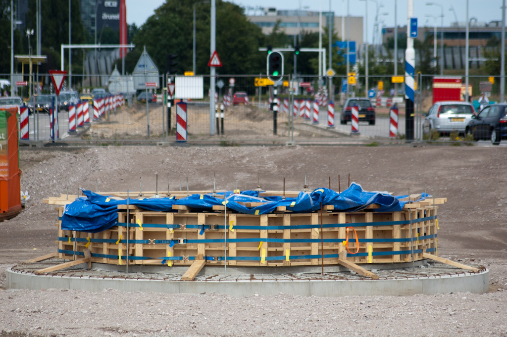 20110612-142119.jpg - De binnenste ring zal dan de daadwerkelijke aanrijdbeveiliging voor de 70 meter hoge pyloon moeten worden.  week 201122 