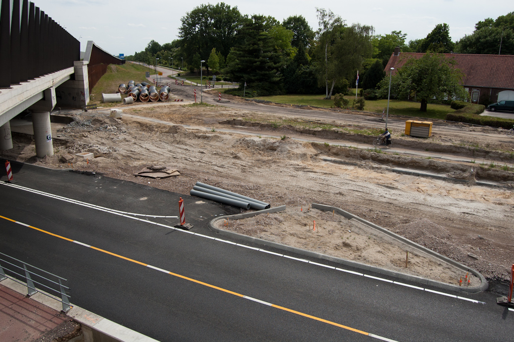 20110612-143707.jpg - De betonnen keringen waarop die brugleuningen stonden zijn ook verwijderd. De weg vrij nu voor de aanleg van de toerit in de richting Maastricht, waarbij het nieuw aan te leggen tweerichtingen fietspad moet worden gekruisd.  week 201122 <a href="