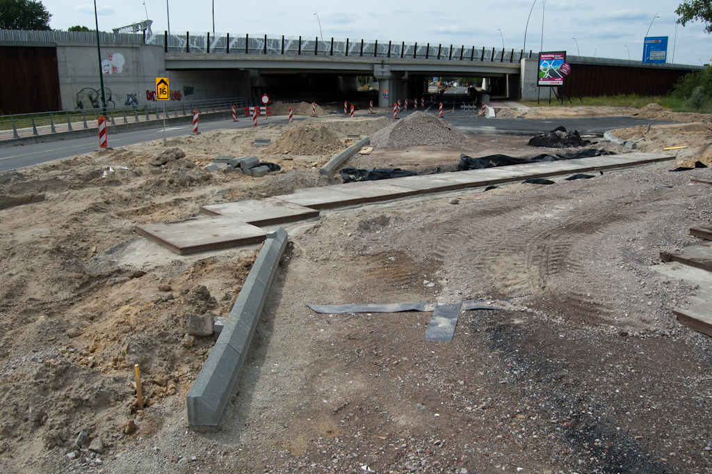 20110612-144558.jpg - Aan de Eindhovense zijde van het viaduct Meerenakkerweg zijn een aantal opsluitbanden weer verwijderd.  week 201122 