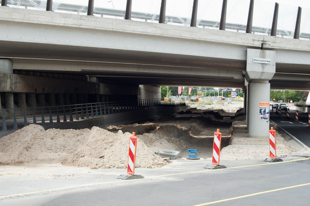 20110612-145021.jpg - Kabelgoot weer dichtgegooid onder het viaduct Meerenakkerweg. Links ernaast bevindt zich bestaand asfalt dat wordt hergebruikt voor de nieuwe rijbaan van drie rijstroken breed, inclusief opstelstrook naar de toerit in de richting Amsterdam.  week 201122 