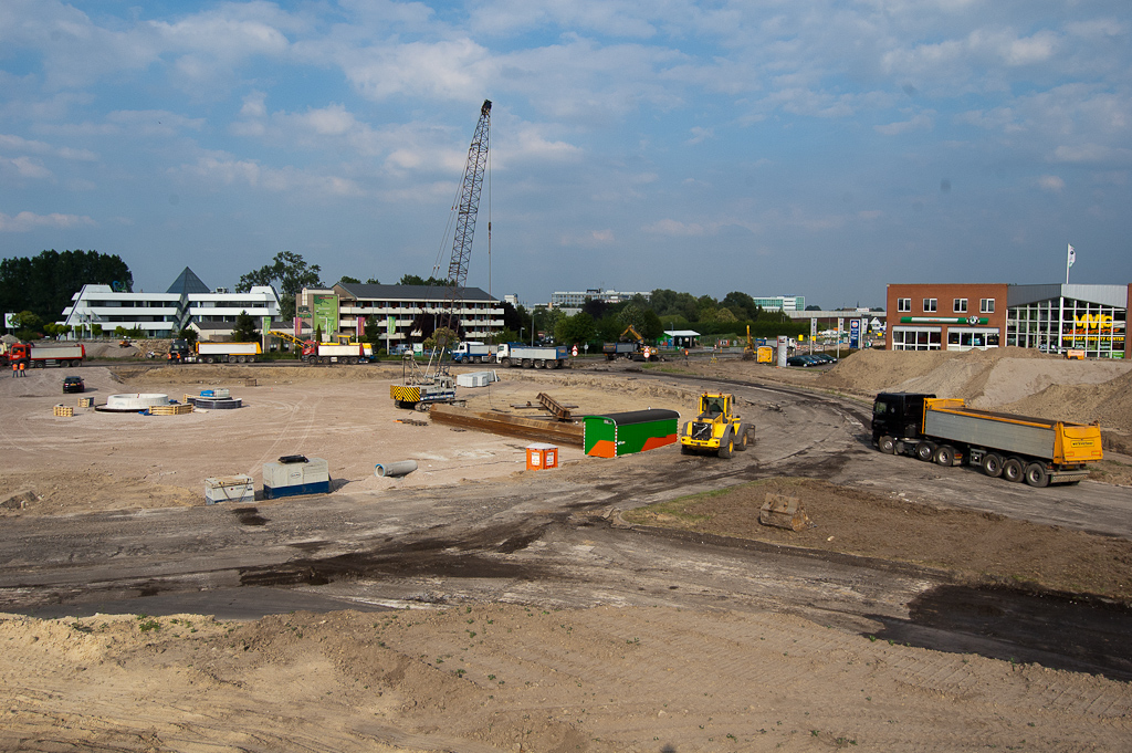 20110614-174415.jpg - Op de eerste dag van afsluiting was het filevorming door werkverkeer dat het afgefreesde asfalt moest afvoeren.