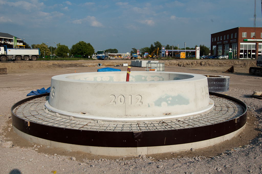 20110614-175849.jpg - Een veelheid van foto's werd noodzakelijk geacht na het onthullen van het kunstwerk in het Hovenring-middelpunt.