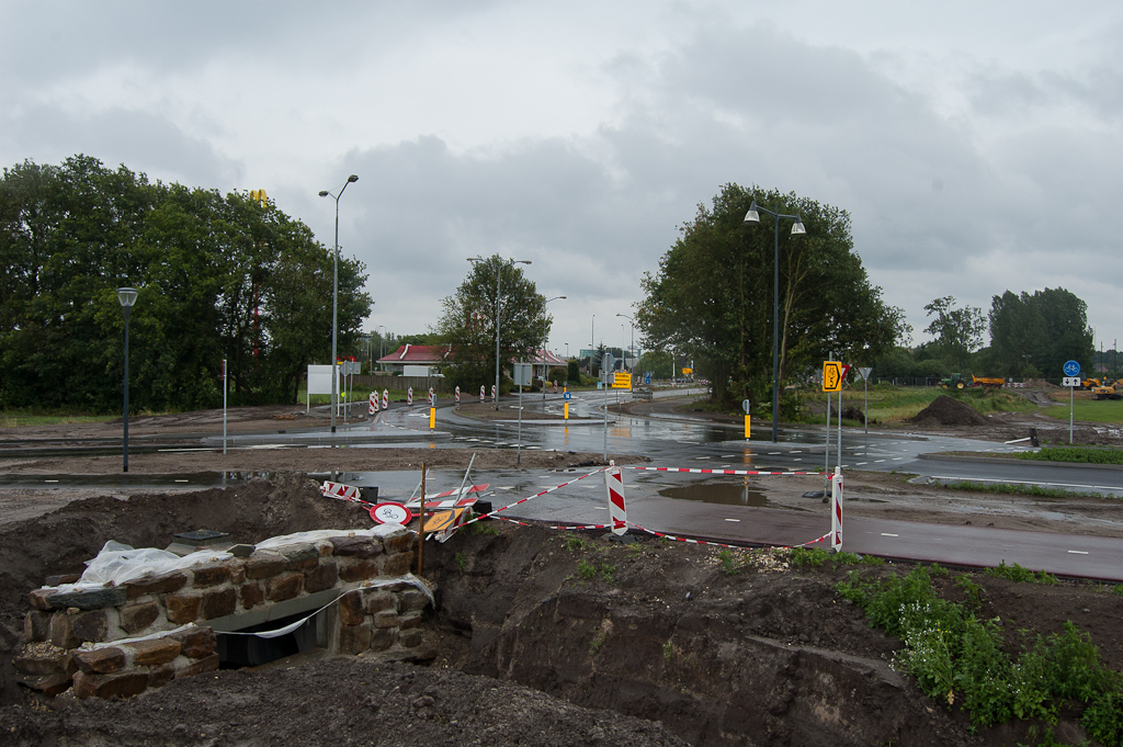 20110619-141829.jpg - Kruising verlengde Meerhovendreef-Sliffertsestraat in verkeer, 5 dagen na de afsluiting van de Hovenring. Op een zondag rijden er echter maar weinig voertuigen.  week 201123 