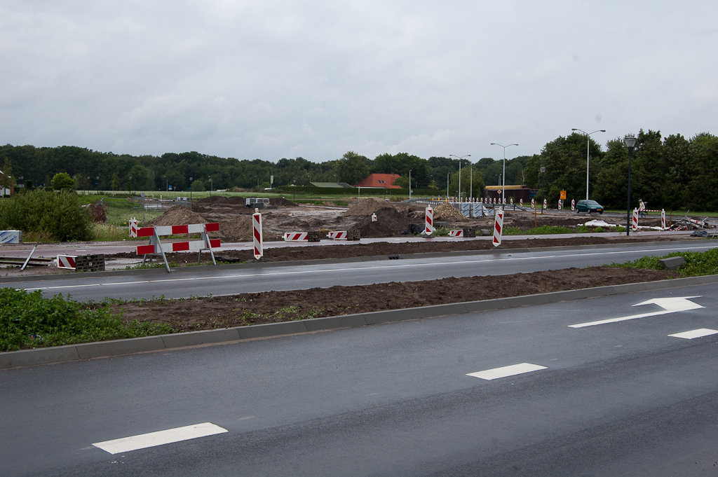 20110619-142111.jpg - De tijdelijke verbindingsweg tussen de verlengde Meerhovendreef en de Nieuwe Sliffertsestraat is dan ook opgebroken. Opsluitbanden in de middenberm terug aangebracht. Enkel het ontbreken van begroeing herinnert nog aan het doorsteekje.  week 201120 