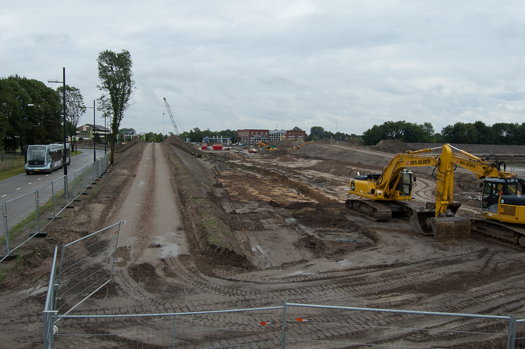 20110619-142827.jpg - Het uitzicht 180 graden gedraaid. Ook hier de Grasdreef gesloopt en de halfverdiepte ligging in uitvoering genomen. Die valt eigenlijk nauwelijks op tussen de taluds voor de fietspaden naar de verhoogde rotonde. Voor maaiveld-referentie moet je naar de busbaan kijken.