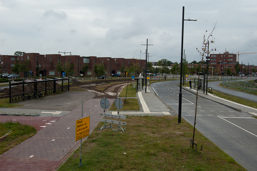 20110619-142937.jpg - Fietspad en oostelijke rijbaan in de Grasdreef gesloopt na afsluiting van de Hovenring (achter rug van fotograaf). Dit lijkt onnodig, omdat de helling naar de halfverdiepte ligging hier nog niet hoeft te beginnen.