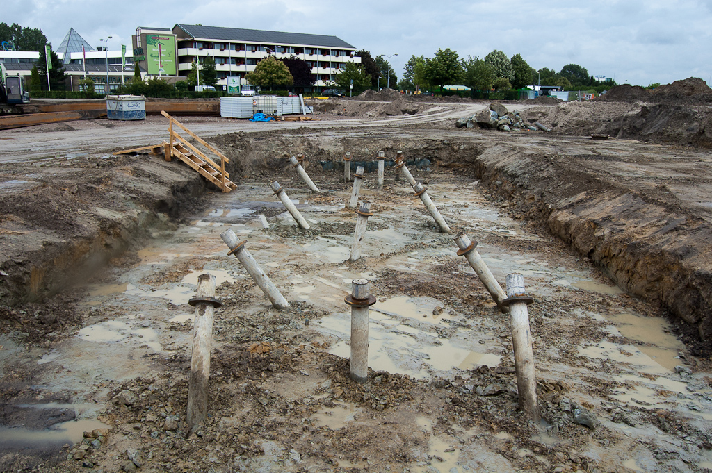 20110619-143854.jpg - Grotere werkruimte ontgraven rond de hoekpuntfunderingsbuizen, in dit geval de zuidelijke van de vier. <a href="/jalbum/N2-Meerhoven/2011-Week23/slides/20110612-140950.html"