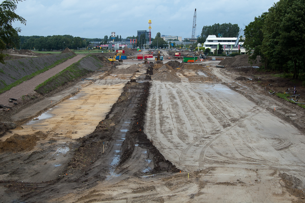 20110619-145838.jpg - Vijf dagen later zijn reeds nieuwe cunetten ontgraven met in de rijbaan rechts ook al een zandbed. Daaronder is dus eerst grond verwijderd voor de helling naar de halfverdiepte ligging van het kruispunt Hovenring.