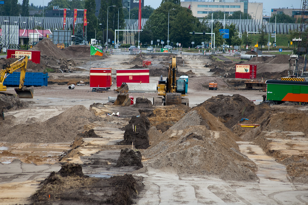 20110619-150118.jpg - Een overzicht van het wegvak Heerbaan-Noord-Brabantlaan met het betonnen middelpunt voor de hangende fietsrotonde zichtbaar.