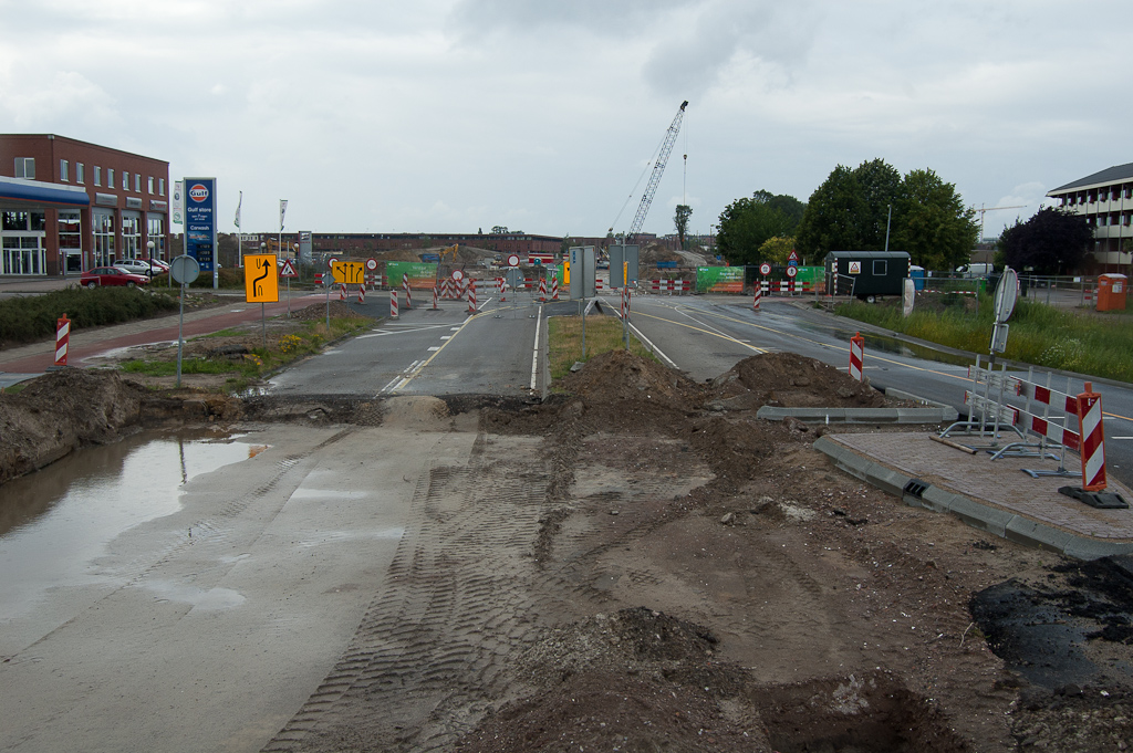 20110619-151000.jpg - Bestaande Heistraat rijbanen (zuidoostzijde Hovenring) die niet werden gesloopt. Het te vernieuwen deel is daarmee een stuk korter dan in de Heerbaan. Misschien omdat de te realiseren nieuwe opstelvakken hier minder lang hoeven te zijn, of omdat de helling steiler mag dan in de (Vmax 70) Heerbaan.