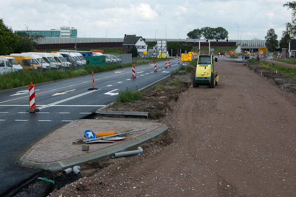 20110619-151107.jpg - Verder verwijderd van de Hovenring wordt de Heistraat dan weer wel geheel vernieuwd, maar dit heeft andere redenen zoals de rijbaanverdubbeling en de heraanleg van kruisingen. De gesloopte oude rijbaan is inmiddels gereconstrueerd en in de puinfunderingsfase.  week 201121 