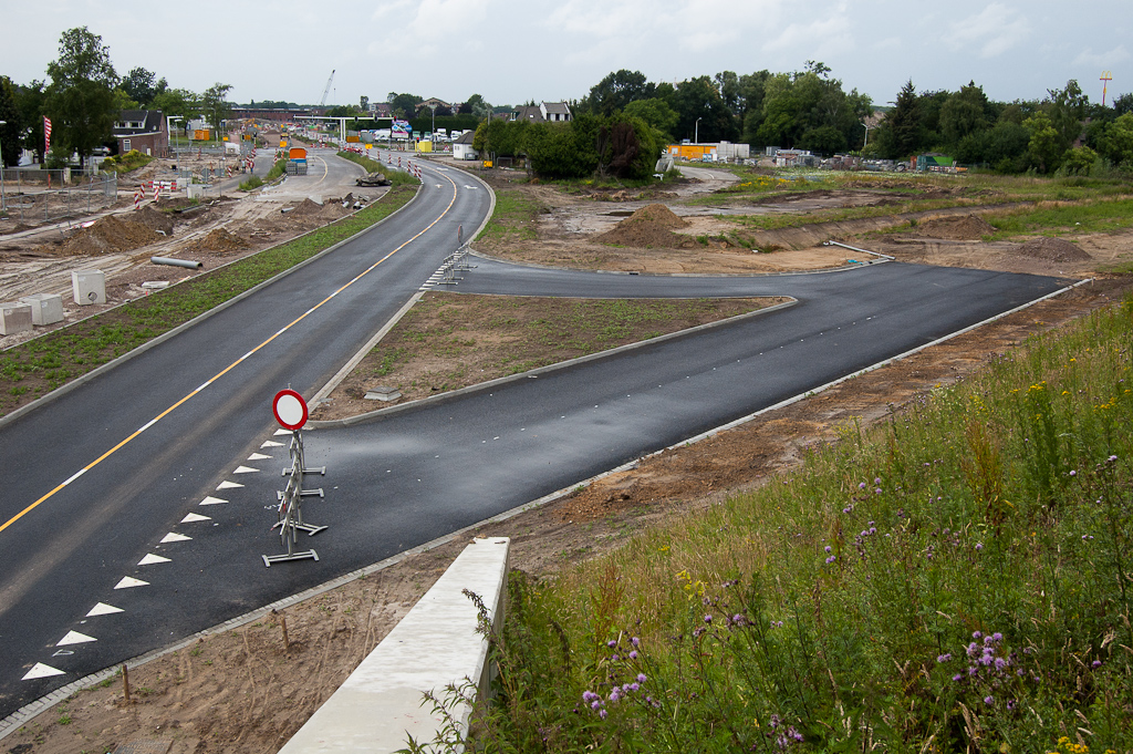 20110619-152514.jpg - Ook de natuur heeft hard gewerkt in de Heistraat aan de westzijde van het viaduct Meerenakkerweg. De middenberm is een stuk groener geworden in een week.  week 201123 