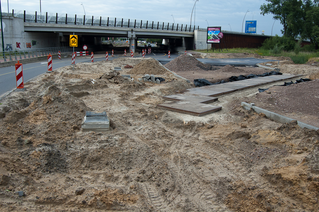 20110619-153643.jpg - Aan de Eindhovense zijde van het viaduct Meerakkerweg is de brugleuning links nog intact. Het is duidelijk dat met de afrit uit de richting Maastricht pas kan worden begonnen als het verkeer op de Meerenakkerweg is omgezet naar de rechter rijbaan, maar daar is men kennelijk nog niet klaar met de 150 kV grondkabels onder de stelconplaten.  week 201123 