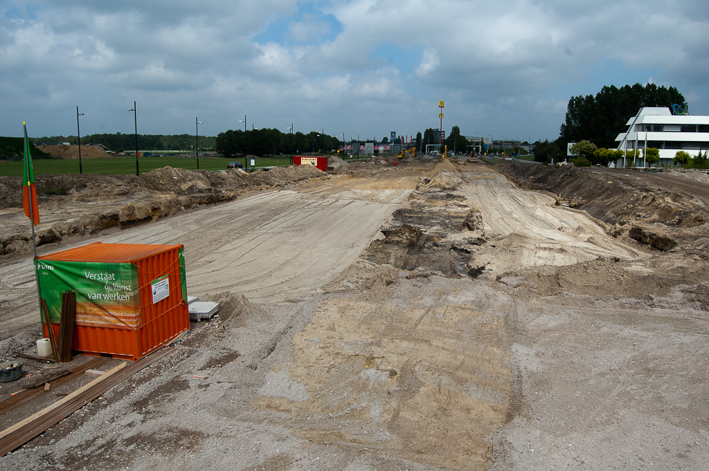 20110626-134618.jpg - Nieuwe rijbanen in de Noord-Brabantlaan aan de noordoostzijde van de Hovenring. Vrijkomende ruimte van de voormalige busbaan meteen benut voor opstelstroken.