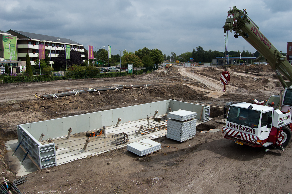 20110626-134852.jpg - Ook al enige wapening aangebracht op het werkvloertje. Het lijkt logisch de bekisting aan de voorzijde nog niet aan te brengen zolang het wapeningsskelet nog niet voltooid is.