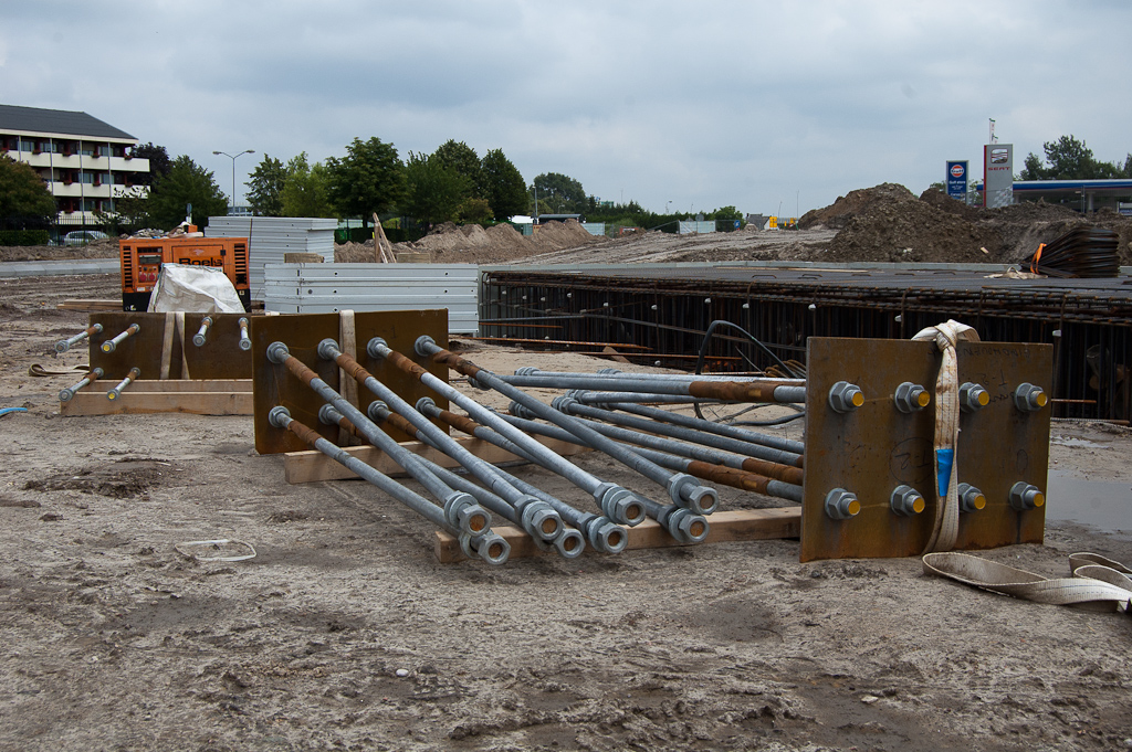 20110626-135527.jpg - Draadeind-constructies die nog moeten worden geintegreerd met het wapeningsskelet in de hoekpunten. Wellicht worden hieraan de steunen onder de hangende fietsrotonde bevestigd.