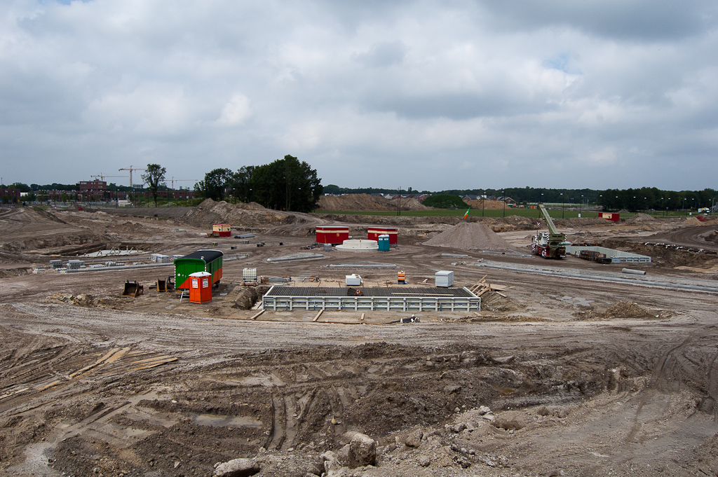 20110626-135900.jpg - De Hovenring twee weken na afsluiting. Op het eerste gezicht een chaotische zandvlakte, maar je kan het toekomstige uiterlijk al enigzins herkennen aan het betonnen middelpunt, de hoekpuntfunderingen en ook al beginnende opsluitbanden van de nieuwe kruising.  week 201124 