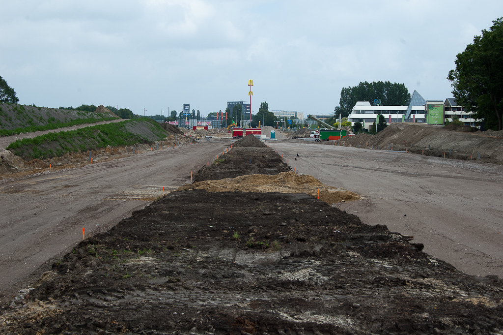 20110626-140640.jpg - In een weekje is ook het zuidelijke talud (rechts) voor een fietspad langs de Heerbaan naar de verhoogde rotonde opgeworpen.  week 201124 