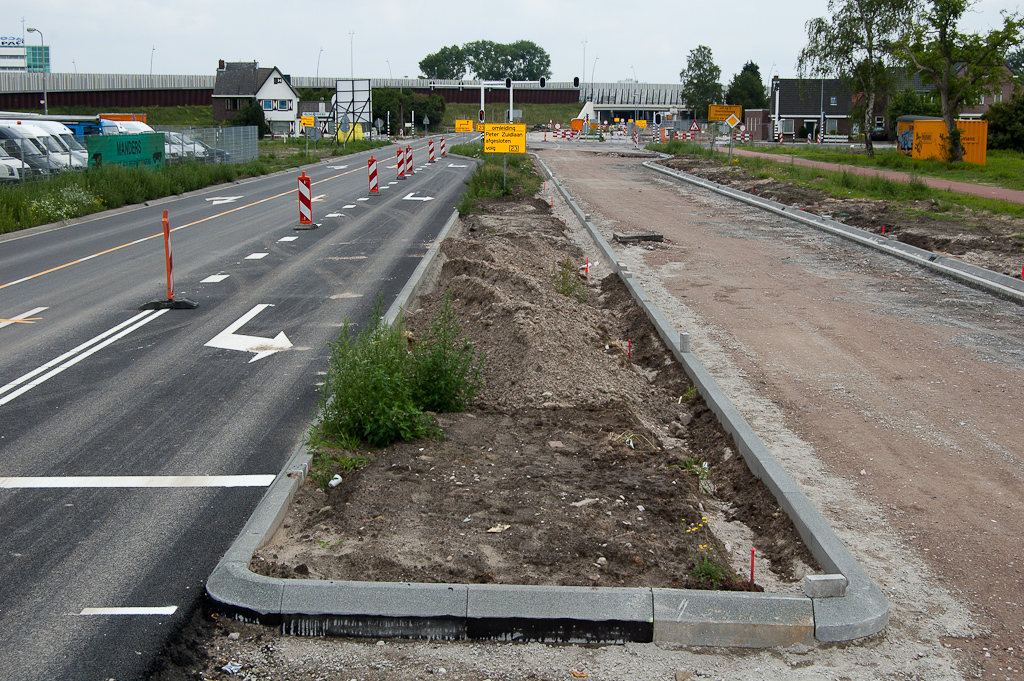 20110626-141416.jpg - De gereconstrueerde zuidelijke rijbaan in de Heistraat is asfalt-gereed.  week 201124 