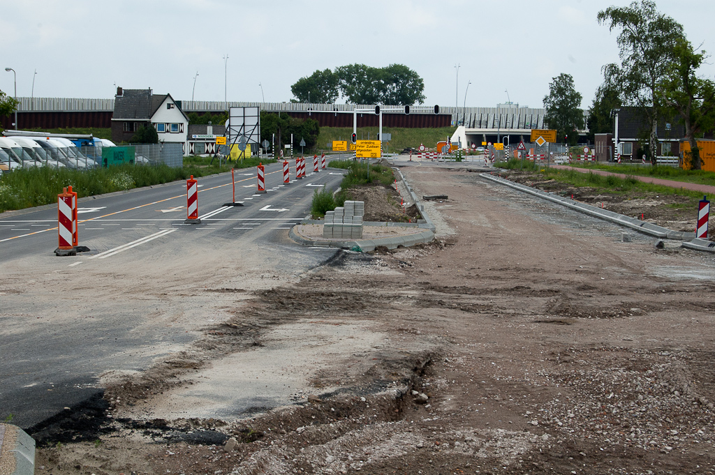 20110626-141544.jpg - De opstelstrook in de noordelijke rijbaan is overigens niet bedoeld voor de Hovenring, maar voor een heraangelegde kruising die in eerste instantie vier bedrijven ontsluit, waaronder het hotel Campanile.