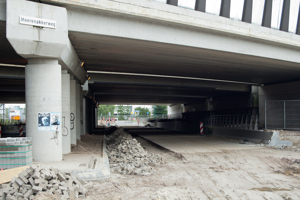 20110626-143050.jpg - Aanleg nieuwe middengeleider onder het viaduct, nu dan eindelijk op de al in 2005 voorziene breedte zodat de opstelstrook voor de toerit in de richting Amsterdam kan worden toegevoegd.  week 201124 