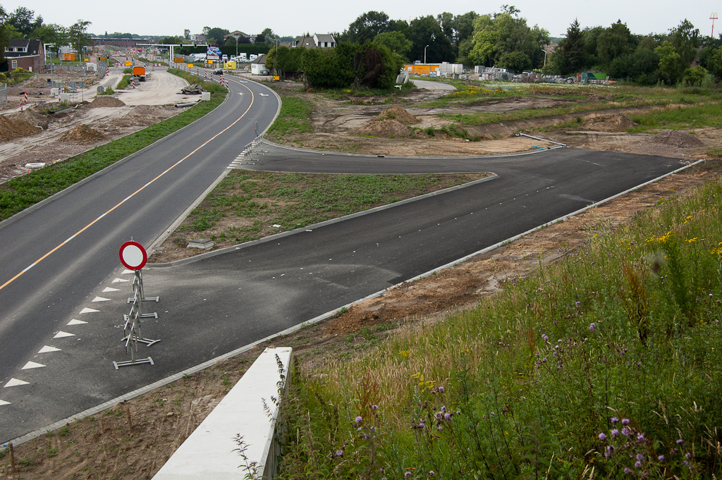 20110626-143352.jpg - We houden dit plaatje van de afrit vanuit de richting Amsterdam in de nieuwe aansluiting Meerenakkerweg op de N2 erin, ook al verandert er thans niet zo veel. Je kunt wel zien dat er linksboven in de Peter Zuidlaan wel degelijk gewerkt wordt.  week 201124 