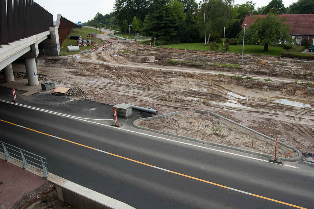 20110626-143419.jpg - En als je goed kijkt zijn er ook weer twee stuks rioolbuizen verdwenen van het trace van de toekomstige toerit in de richting Maastricht.  week 201124 