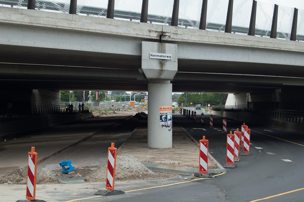 20110626-143835.jpg - De opsluiting met banden is compleet rondom de viaductsteunen tot en met de andere (oostelijke) zijde van het viaduct. In de puntvorm kun je het trace van de bocht naar de toerit in de richting Amsterdam al zien.