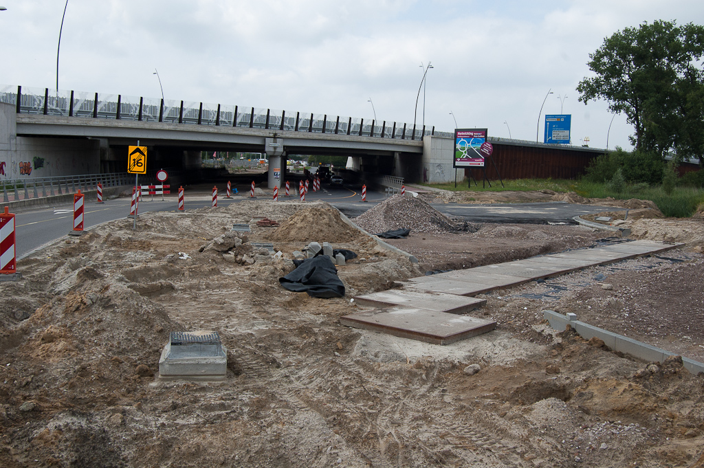 20110626-144233.jpg - Geen zichtbare voortgang aan Eindhovense zijde van het viaduct Meerenakkerweg...  week 201124 