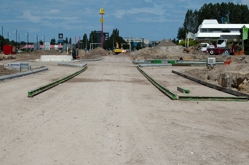 20110703-141208.jpg - Nee, het is bekisting. De opstelstroken krijgen dus een rijdek van beton.