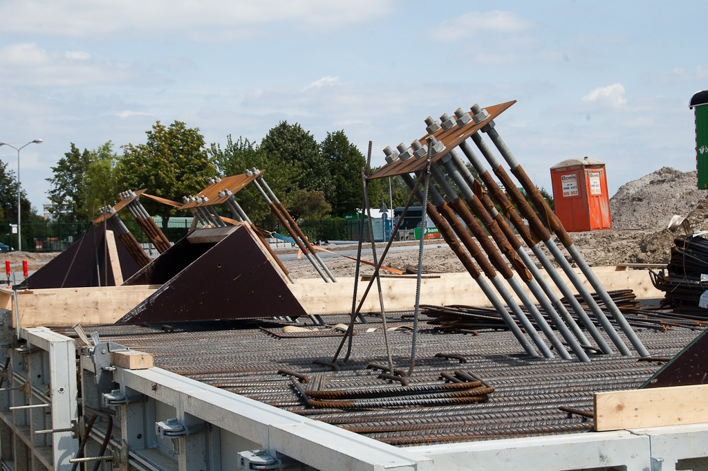 20110703-141643.jpg - De stalen constructies waaraan de staanders onder de fietsrotonde moeten komen, zijn hier ook al geintegreerd met de funderingswapening. Zo te zien worden rond die draadeindbundels ook nog wapeningskunstwerkjes gebouwd, waarbij de toekomstige bekisting dient als mal.  week 201125 