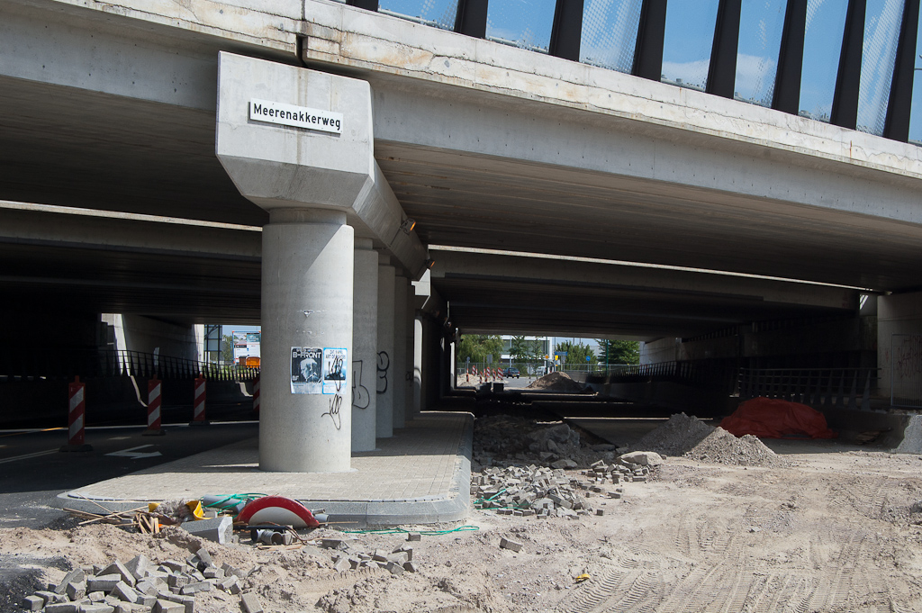 20110703-142921.jpg - Wel duidelijke progressie onder het viaduct. De opsluiting rond de steunen is opgevuld met klinkers.  week 201125 