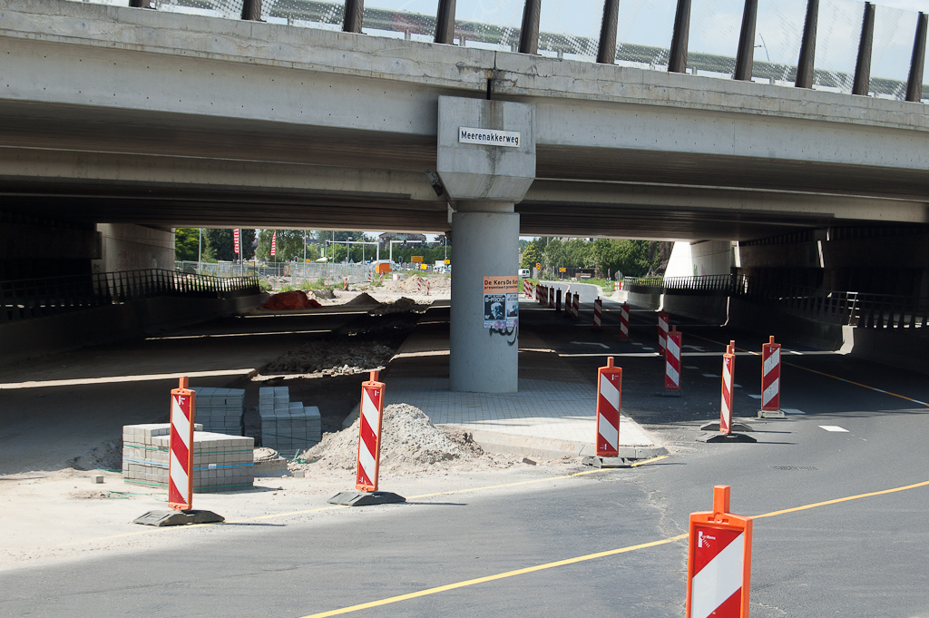 20110703-143555.jpg - En ook vanaf de andere (oostelijke) zijde gezien, is in een week tijd de gehele middengeleider onder het viaduct verhard. Een mooie ruime onderdoorgang die plaats biedt aan 2x3 rijstroken.  week 201125 