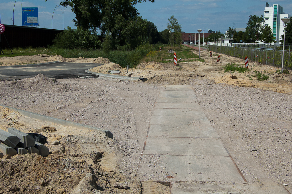 20110703-143729.jpg - Er is dan ook voortgegaan met het aanbrengen van puinfundering voor het te draaien asfalt. De stelconplaten lijken dus te blijven liggen, en zoals het er thans uitziet suggereert dat er asfalt direct op de stelconplaten wordt aangebracht.