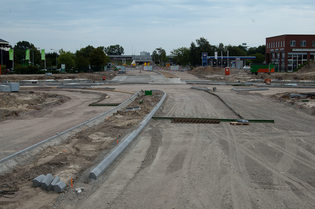 20110710-115118.jpg - Voortschrijdende bekistingselementen voor betonnen opstelstroken hebben ook de Grasdreef bereikt.